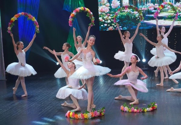 Концерт ансамбля танца «Цветы планеты»