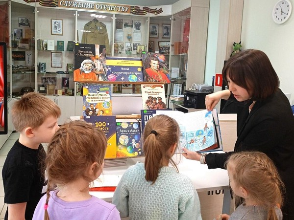 Выставка-знакомство «Дорогами космических орбит»