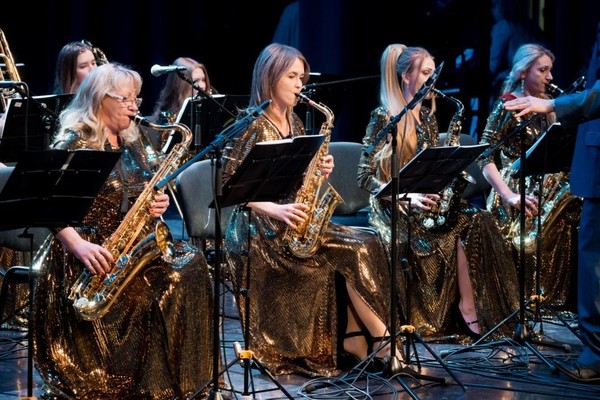 Премьера весны с джазовым оркестром «Фантазия»