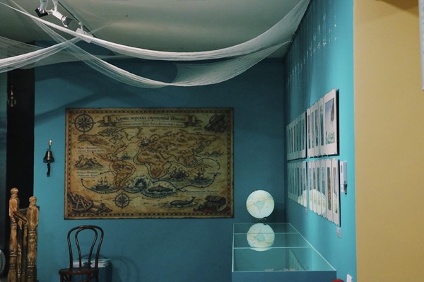 Обзорная экскурсия по выставке «Библиотека приключений Анатолия Иткина...»