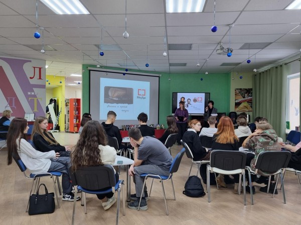 Интеллектуальная игра «Классики против школьников»