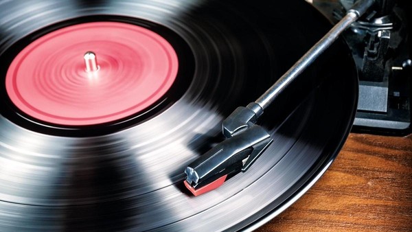 «Играет старая пластинка»