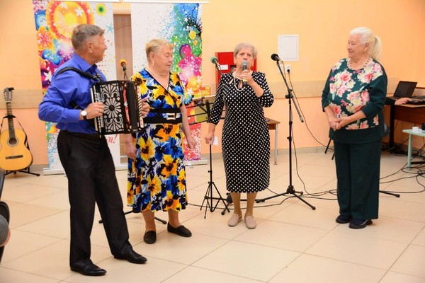 Музыкальная гостиная «Песни молодости нашей» в клубе «Семейная академия»