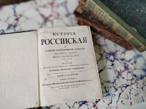 Книжный вернисаж: «Летописцы истории: В. Н. Татищев (340 лет) и Н. М. Карамзин (260 лет)»