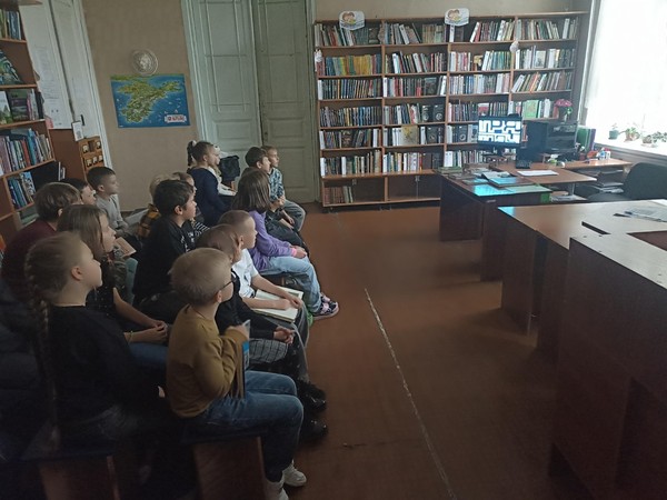 Литературно-патриотический час «А мы читаем книги о войне и помним подвиги отцов и дедов»