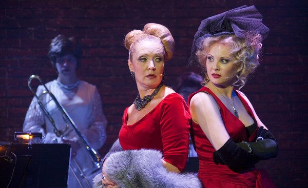 Восемь женщин