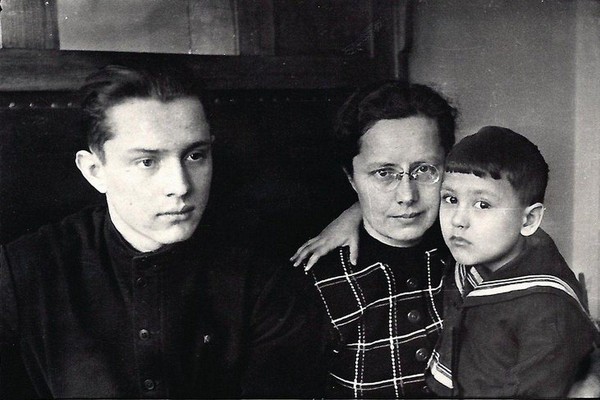 История экспоната «Фото О.К. Кретовой с сыновьями Александром и Игорем»