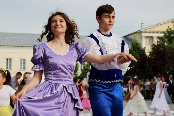 Бал для школьников «Путешествие сквозь века»