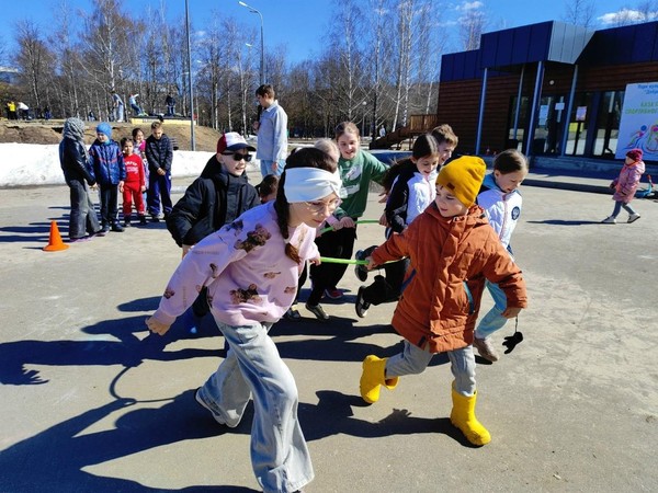 Праздничная программа «Разноцветный Первомай»