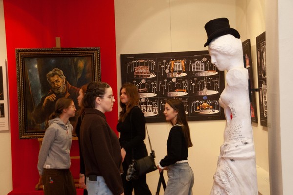 Праздничные экскурсии по выставке «Театр. Художник. Время»