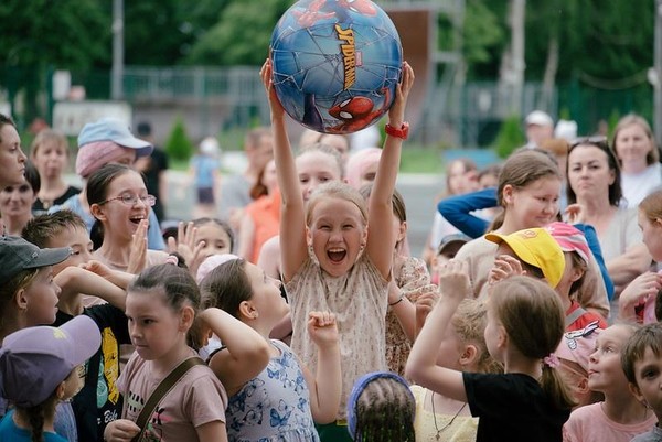 Яркие краски весны в рисунках ребят