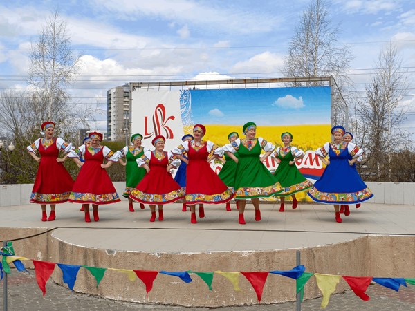 Праздничная программа «Веселись и зажигай, мы встречаем первомай»