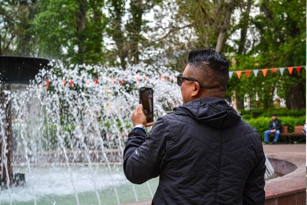 «Улица. Фонтан. Весна.»