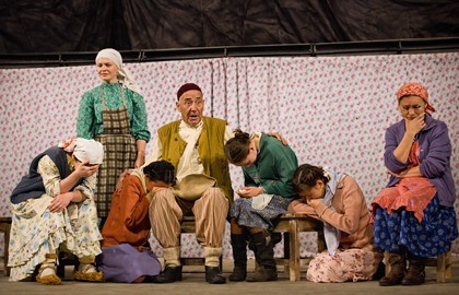 Шәрык клубы кинотеатры /Видеопоказ спектакля / Женщины 41-го / 41нең арбалы хатыннары