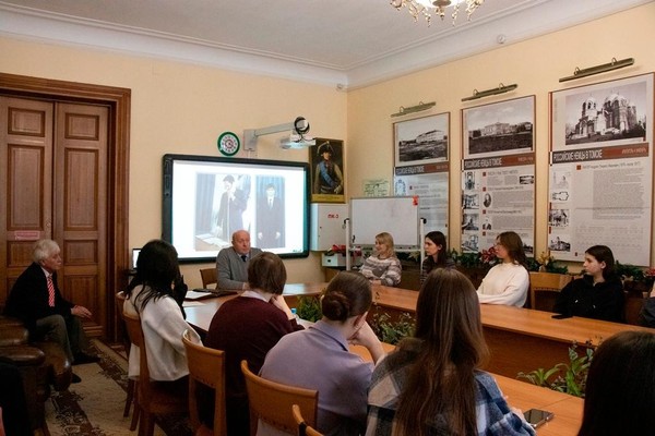 Программа «Экскурсия-лекция с директором»