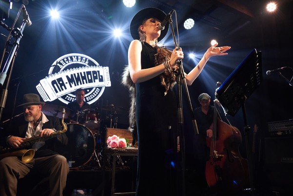 Ля-миноръ. Городской романс и песни Победы на Неве