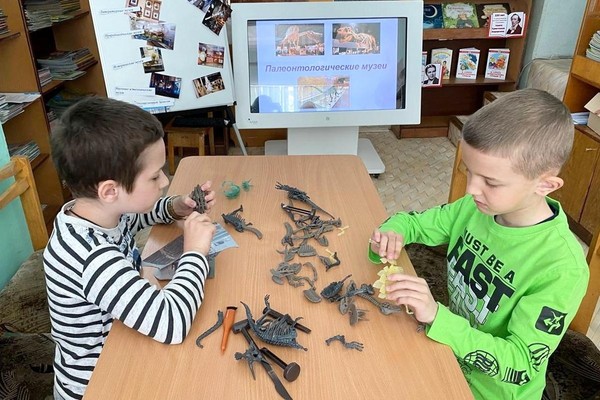 Познавательно-игровой час «Хранители времени»