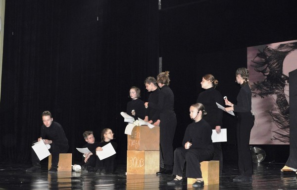 Спектакль театральной студии «Самоцветы»