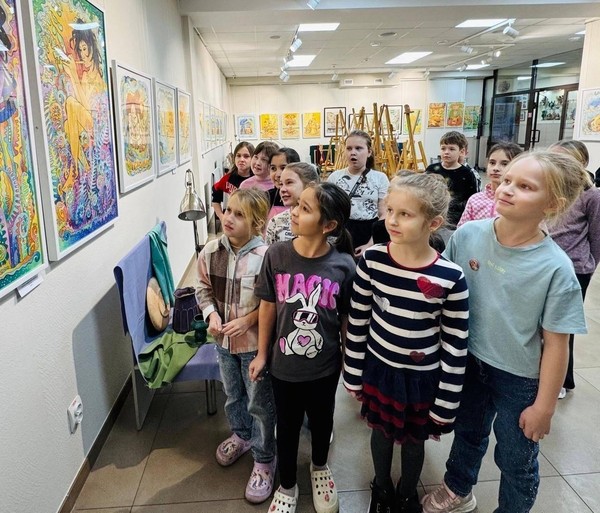 Экскурсия по выставке «Палитра юных художников»