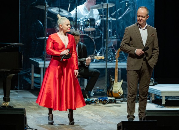 А белый лебедь на пруду