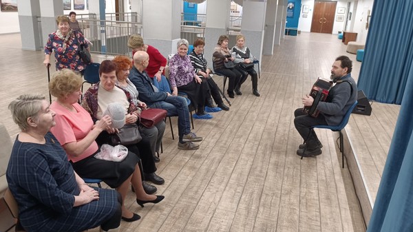 Исполнение песен под гармонь «Стали птицы песни петь!»