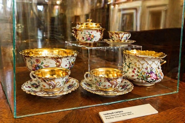 Тематическая экскурсия «Фарфоровые сокровища из фондов ВОКМ»