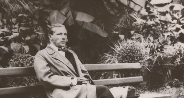 «Блестящий сатирик»