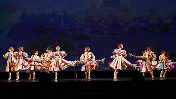 Танцует «Юный Ленинградец»