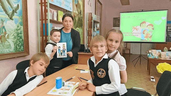 Конкурсно-игровая программа «Начинается семья с мамы, папы и меня!»