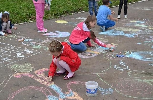 Конкурс рисунков на асфальте «Семья и Я »