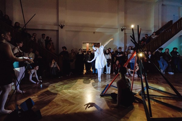 «Дом Будетлян»: спектакль-прогулка по легендарному дому-расчёске