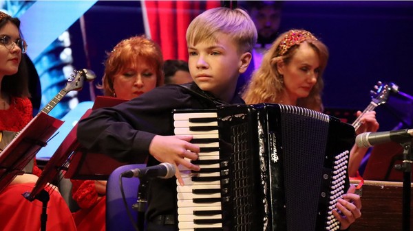 Юные солисты с народным оркестром