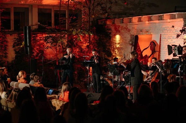 Cinematica Orchestra под открытым небом
