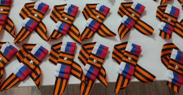 Мастер-класс «Россия в сердце: брошь-триколор»