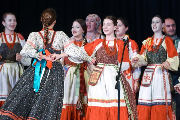 «На золотом крыльце сидели»