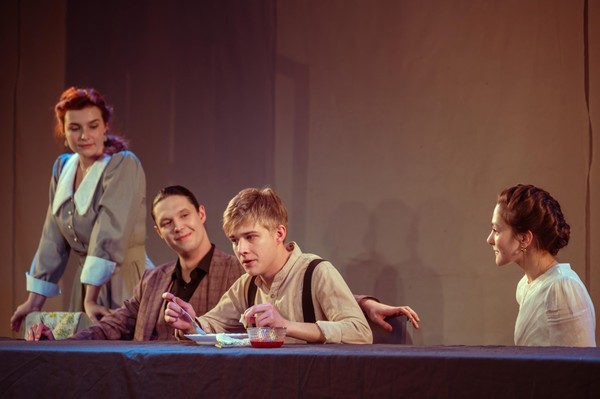 Спектакль «Мещане»