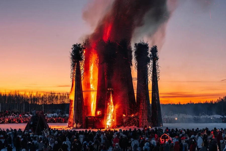 В «Никола-Ленивце» на Масленицу сожгли гигантское сердце Данко