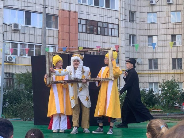 Спектакль Бременские музыканты в честь праздника весны и труда