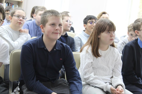 «Свет или тьма. Что выбираешь ТЫ?»: мультимедийная беседа с подростками по профилактике вредных привычек