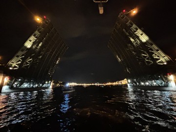 Дискотека под разводными мостами на двухпалубном теплоходе