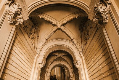 Доходные дома, дворы-колодцы и парадные лестницы: всё в одной прогулке