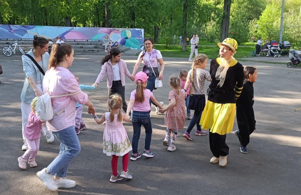 Игровая программа для детей «Целый день она порхает мёд целебный собирает»