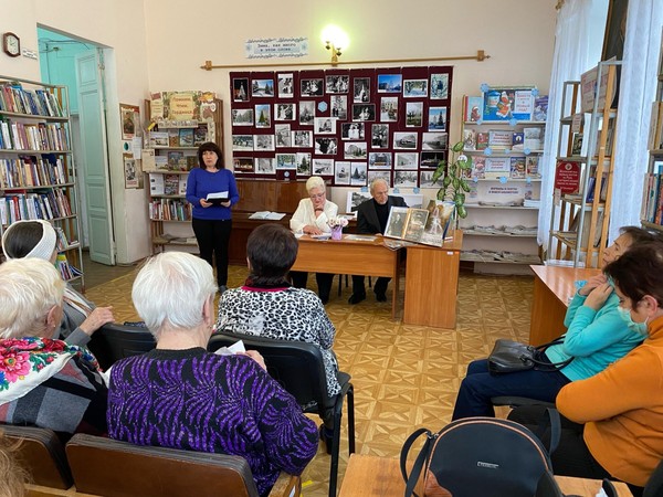 И в песнях и в стихах поэтов пусть расцветает край родной