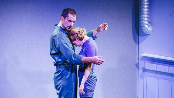 Заходит андроид в бар