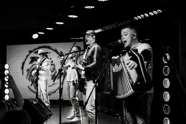 Рви меха — оркестр