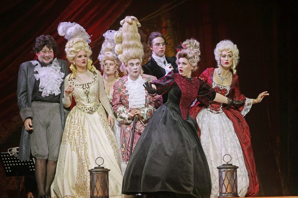 Директор театра