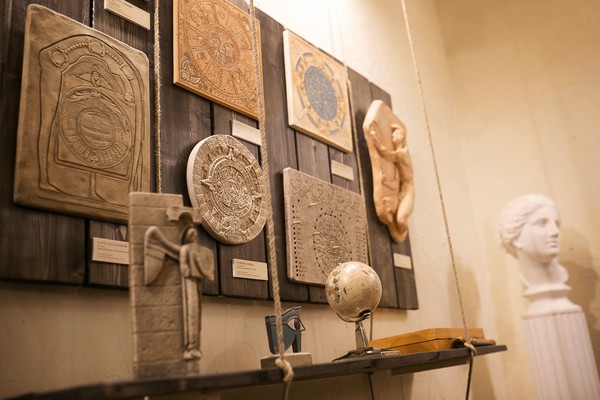 Выставка «Знаки и символы на пути. О времени. О выборе. О шансах»