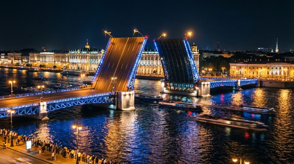 Под разведенными мостами