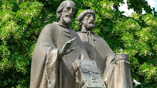 «Славянских букв серебряная россыпь»