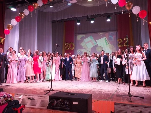 Праздничная программа «На пороге будущего»